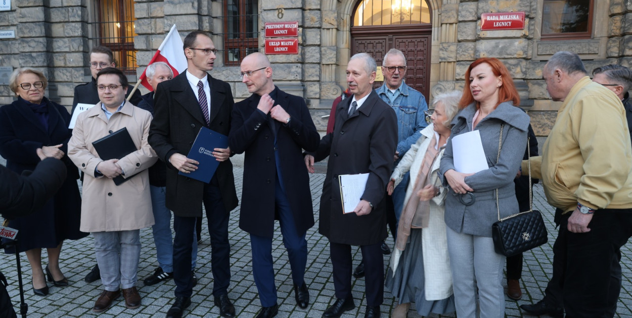 Burza po zdjęciu krzyża z sali obrad w Legnicy