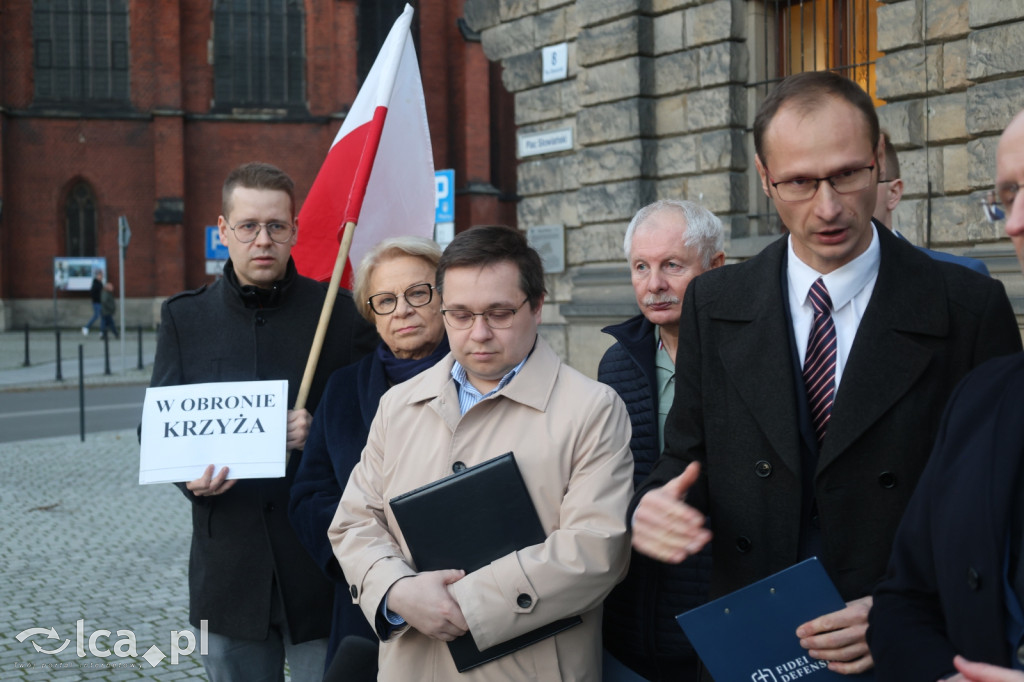 Burza po zdjęciu krzyża z sali obrad w Legnicy