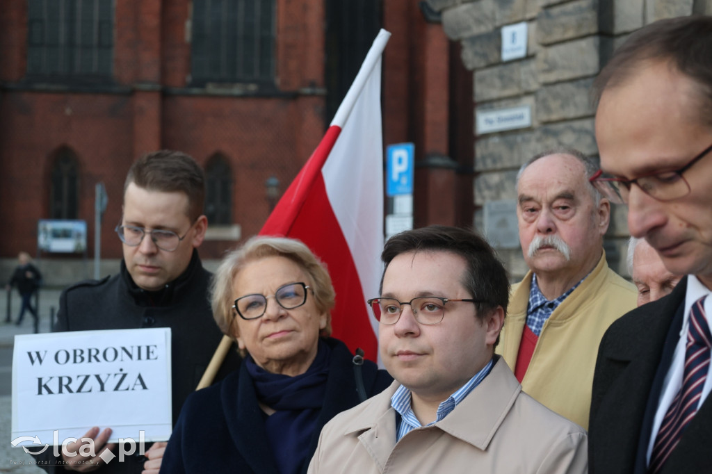 Burza po zdjęciu krzyża z sali obrad w Legnicy