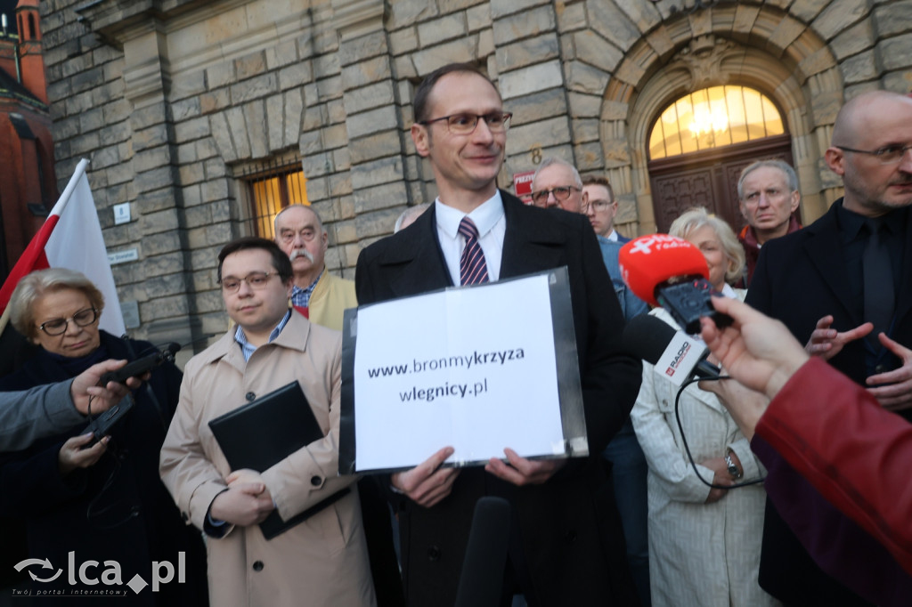 Burza po zdjęciu krzyża z sali obrad w Legnicy