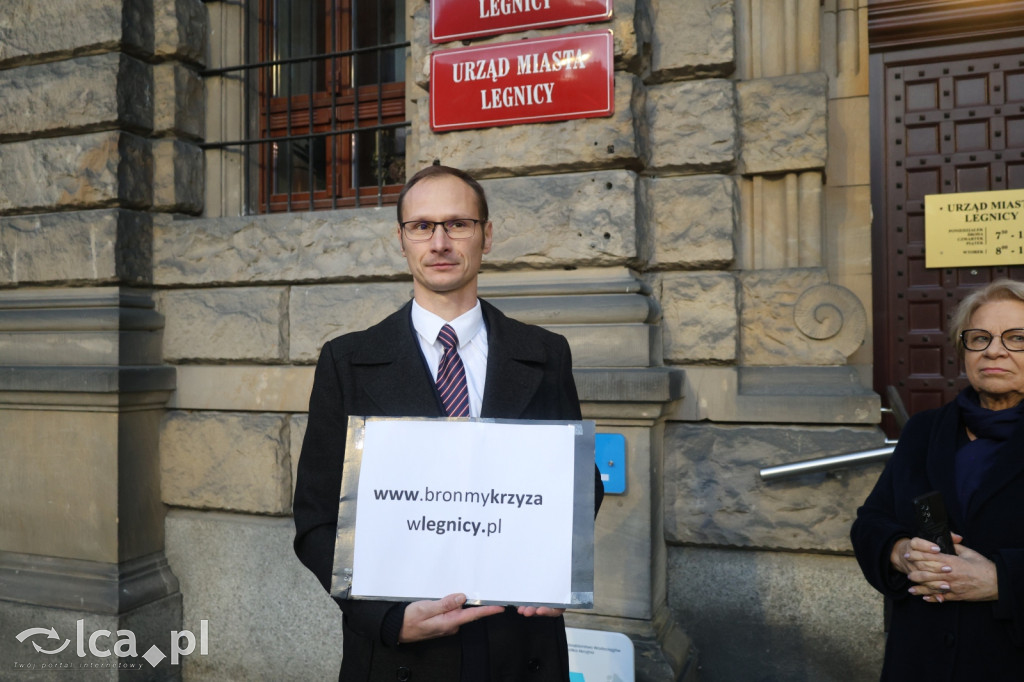 Burza po zdjęciu krzyża z sali obrad w Legnicy