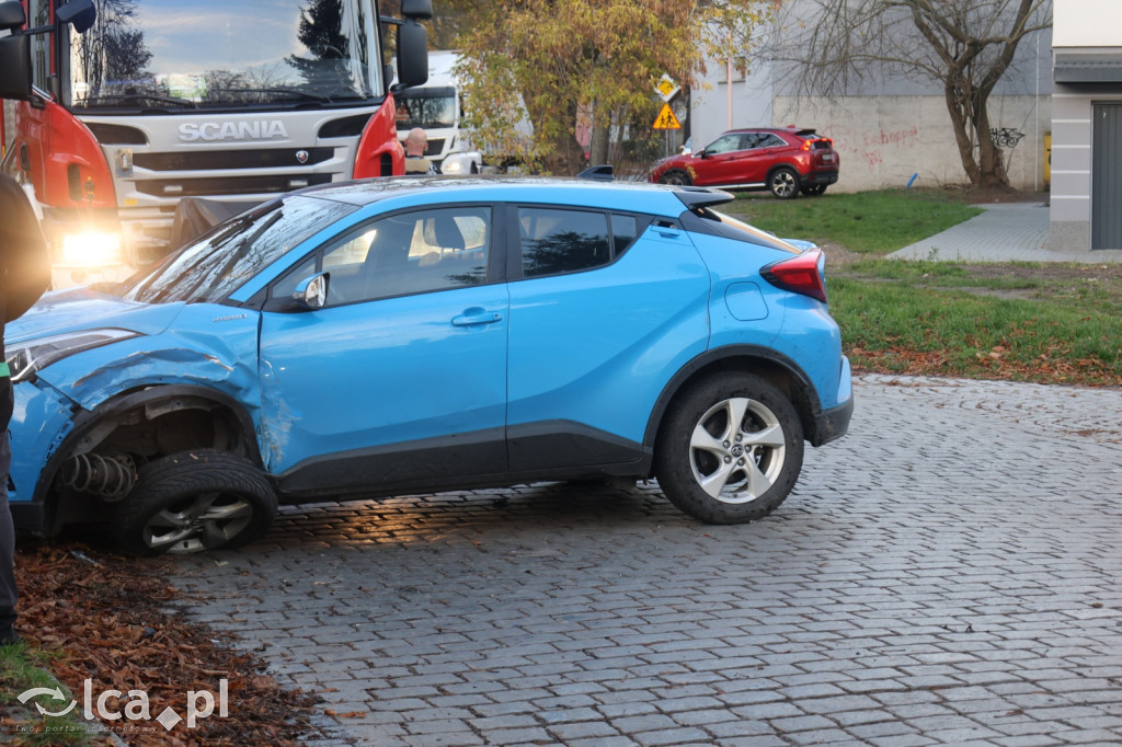 Uderzył w toyotę i dachował