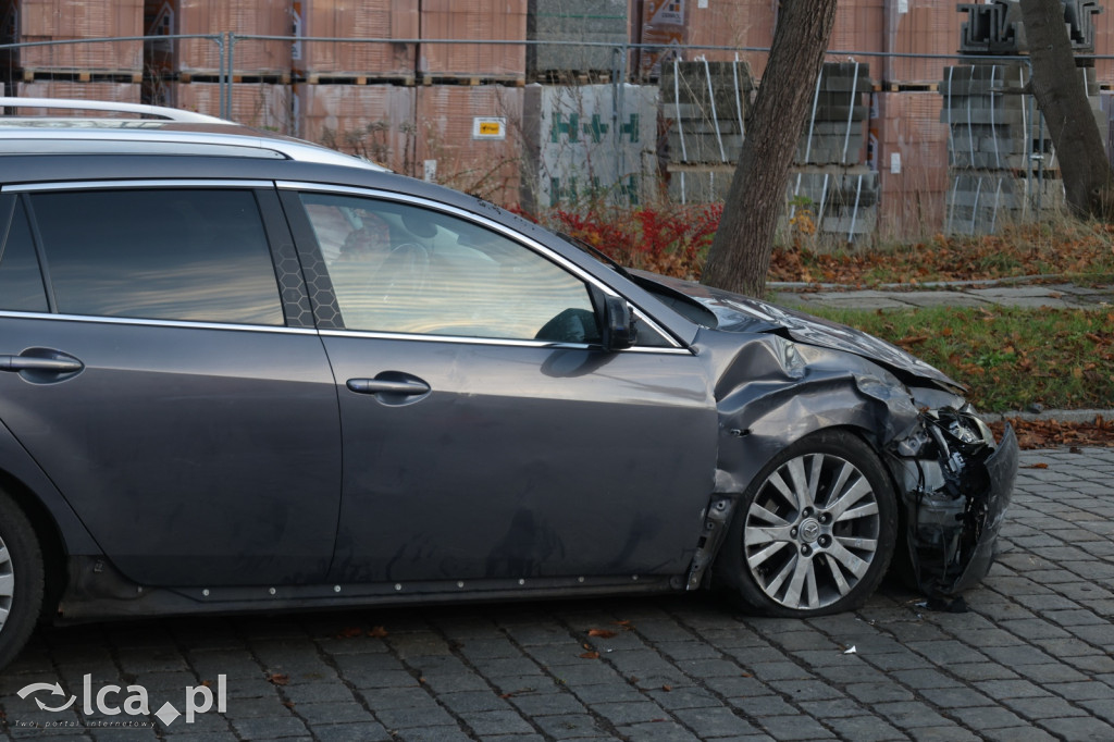 Uderzył w toyotę i dachował