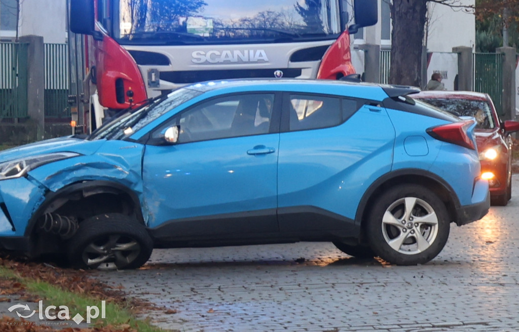 Uderzył w toyotę i dachował