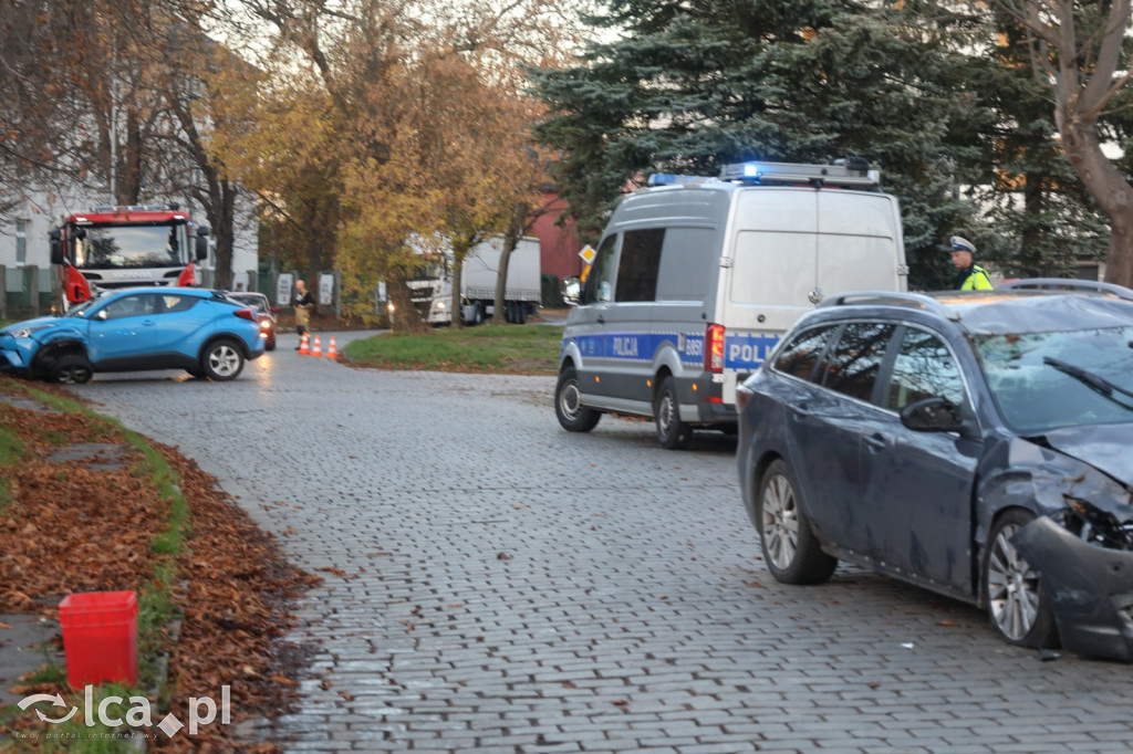 Uderzył w toyotę i dachował