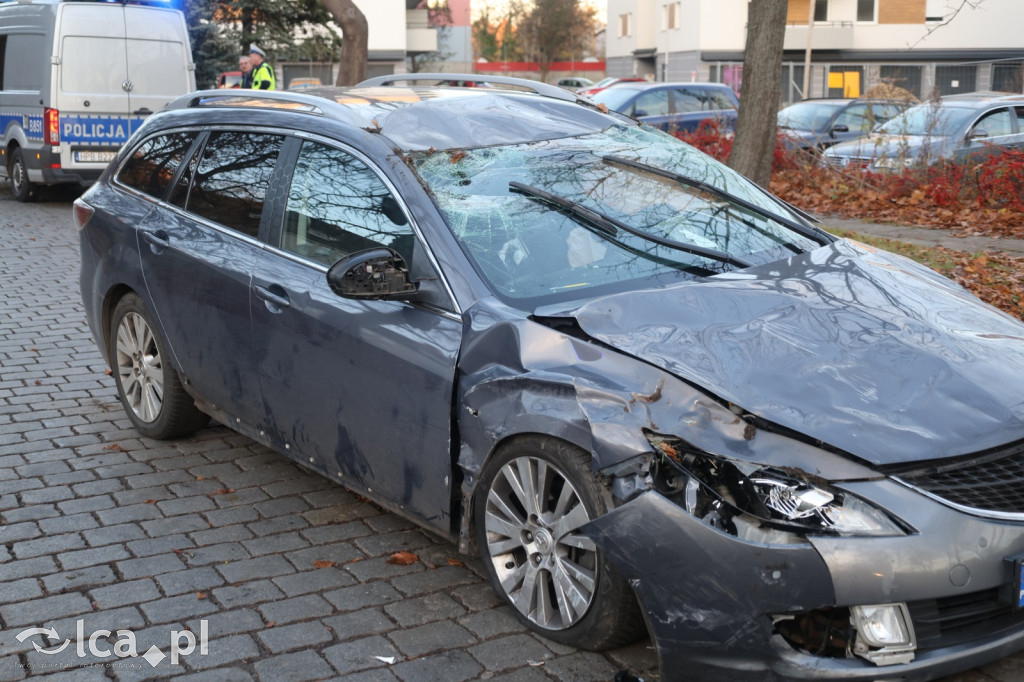 Uderzył w toyotę i dachował