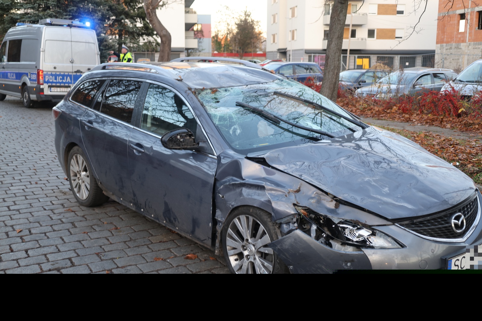 Uderzył w toyotę i dachował