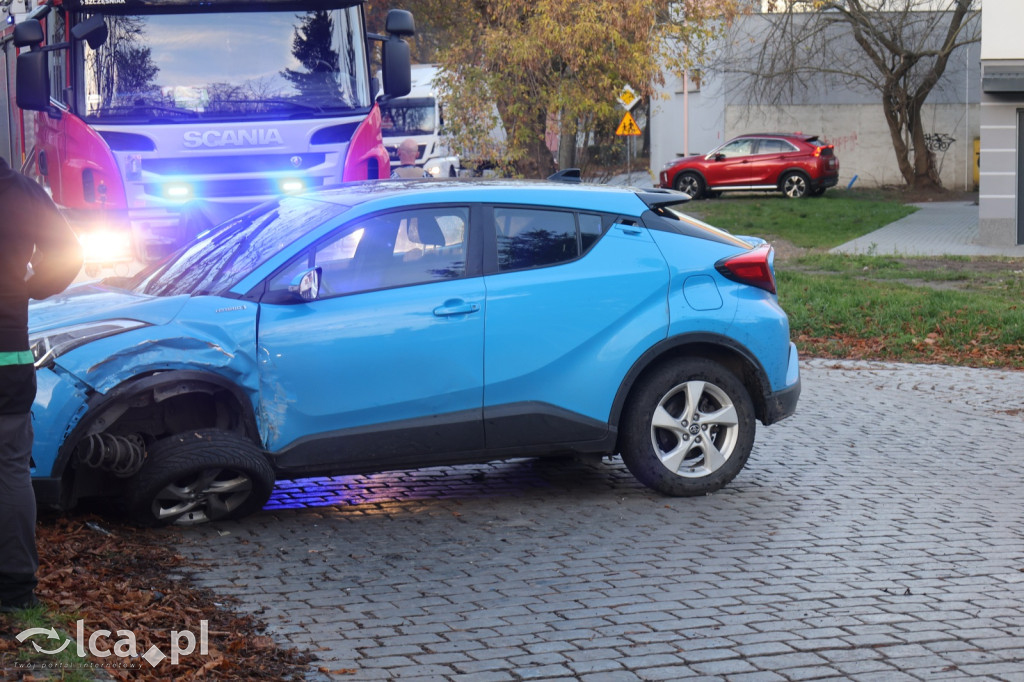 Uderzył w toyotę i dachował