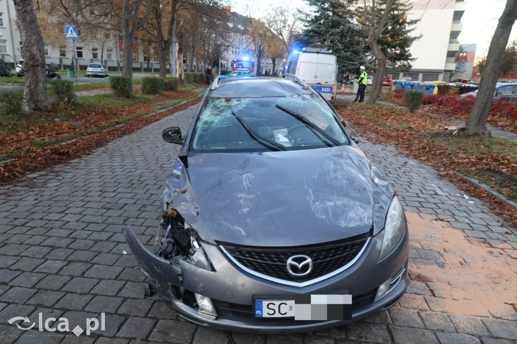 Uderzył w toyotę i dachował