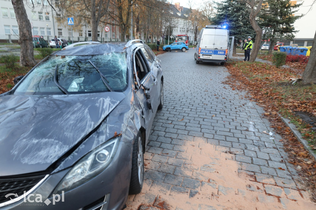 Uderzył w toyotę i dachował