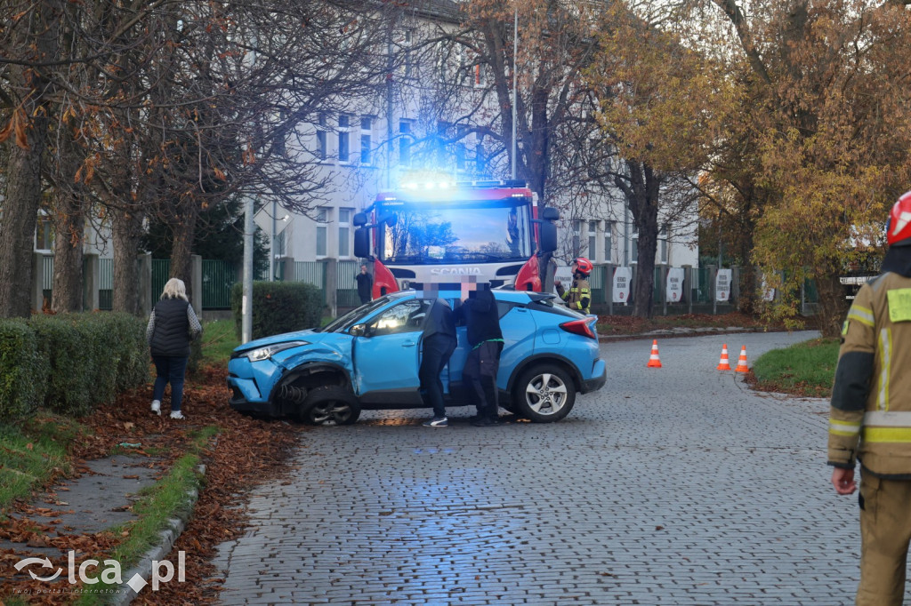 Uderzył w toyotę i dachował