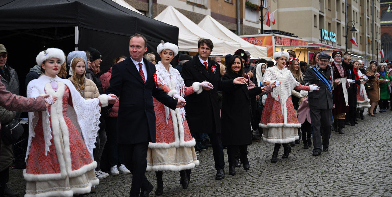 Legnica zatańczyła Poloneza dla Niepodległej