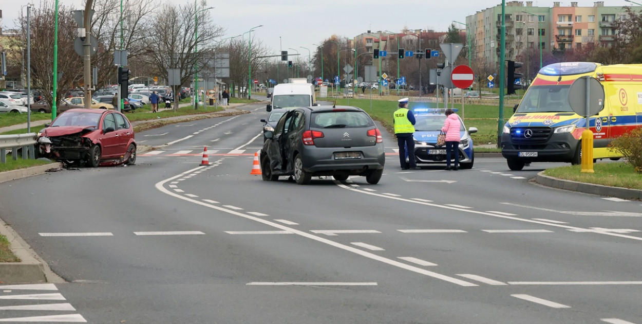 Zderzenie dwóch aut na rondzie Niepodległości