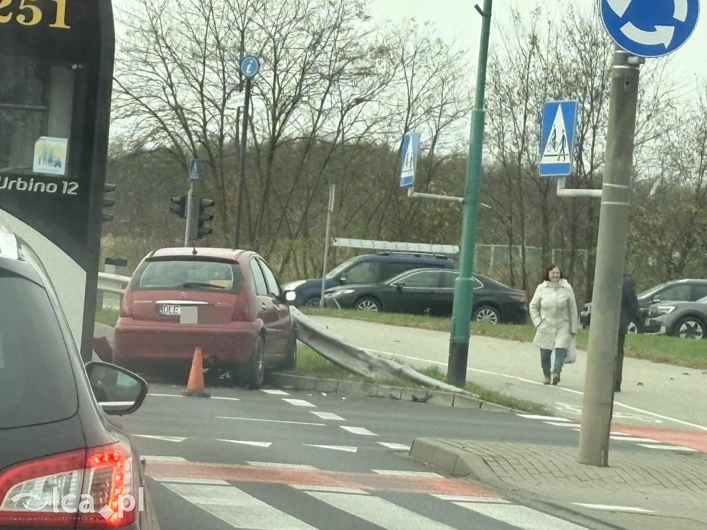 Zderzenie dwóch aut na rondzie Niepodległości