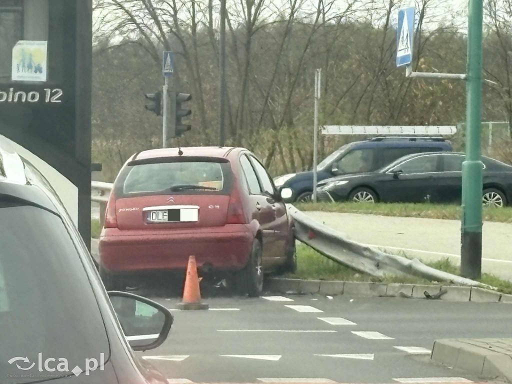 Zderzenie dwóch aut na rondzie Niepodległości