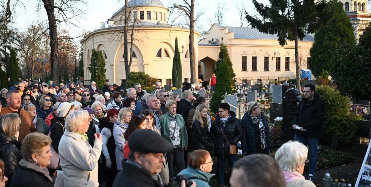 Spacer między ciszą a historią