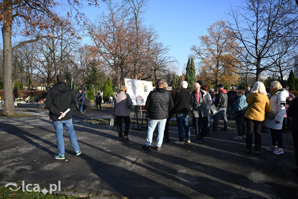 Spacer między ciszą a historią