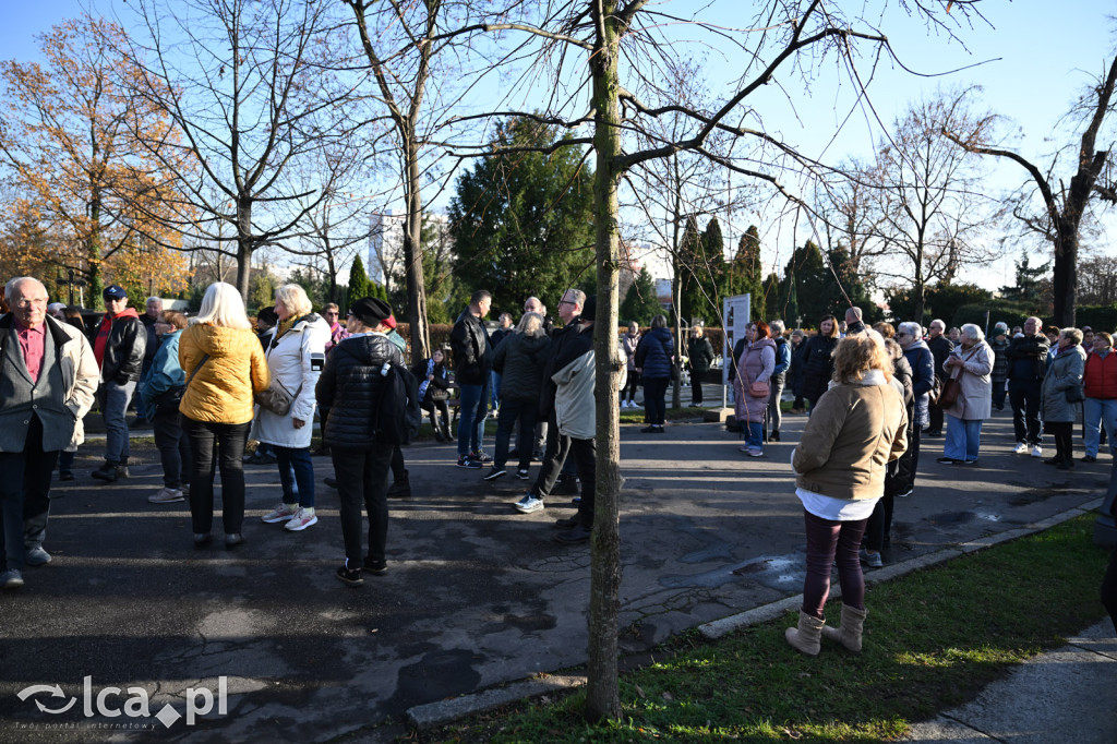 Spacer między ciszą a historią