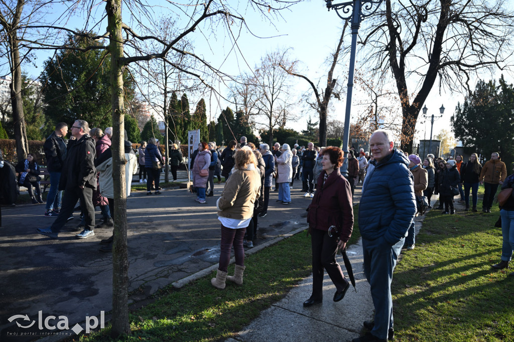 Spacer między ciszą a historią