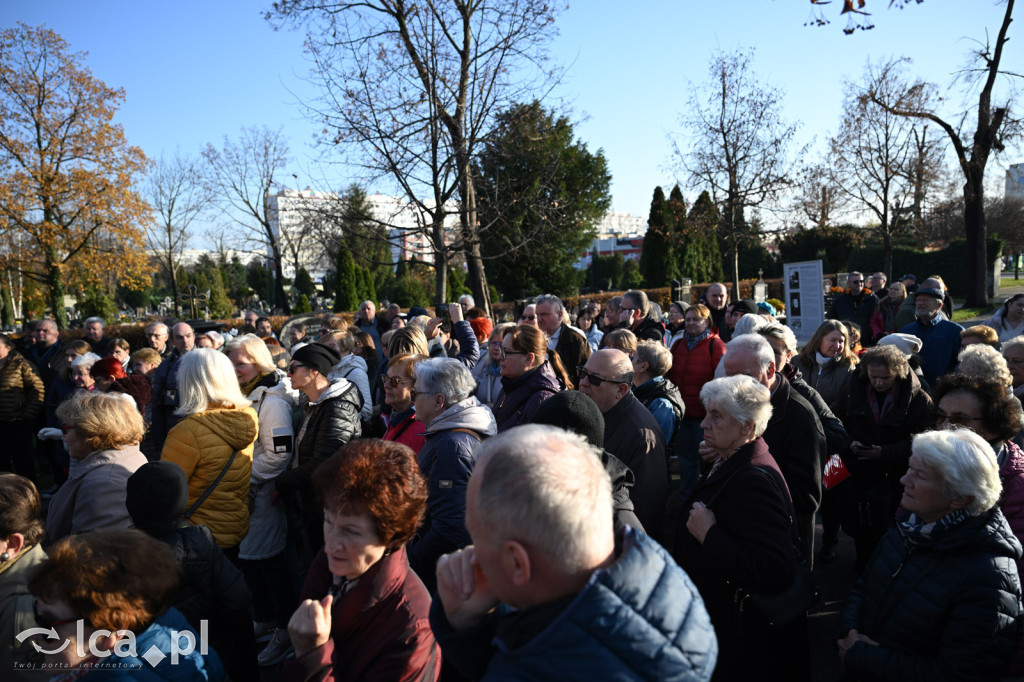 Spacer między ciszą a historią
