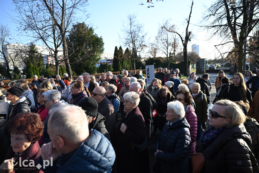 Spacer między ciszą a historią