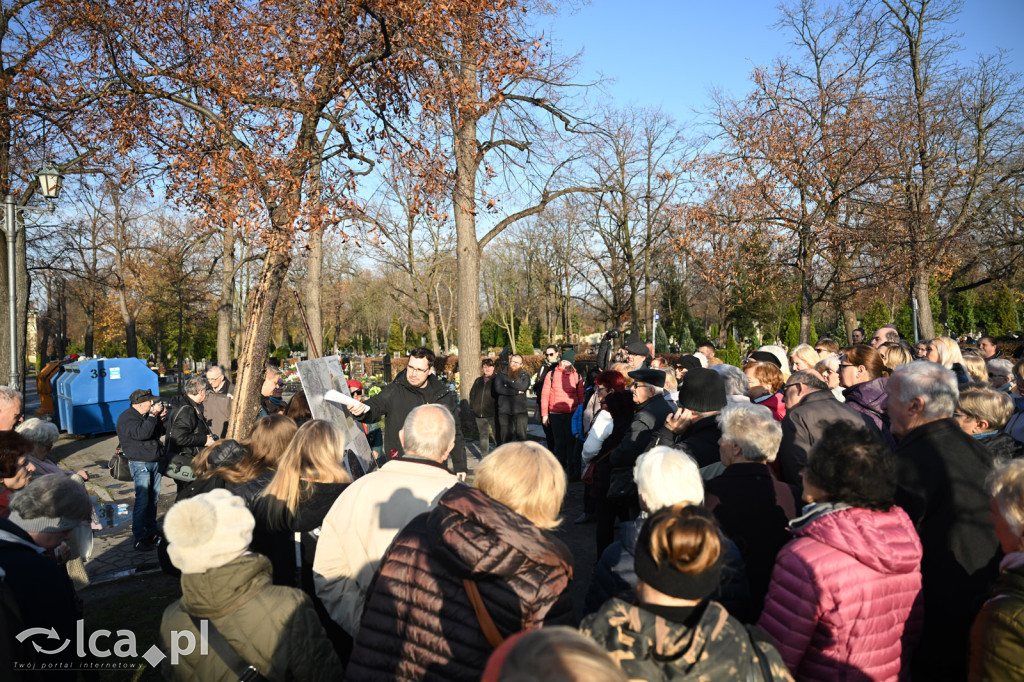 Spacer między ciszą a historią