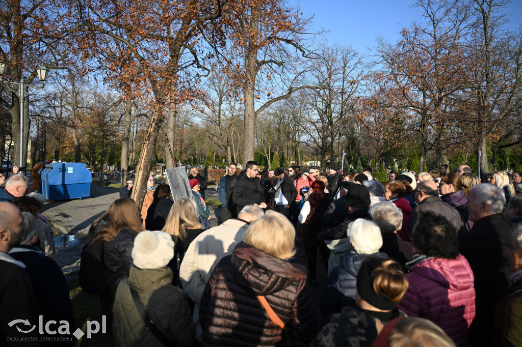 Spacer między ciszą a historią