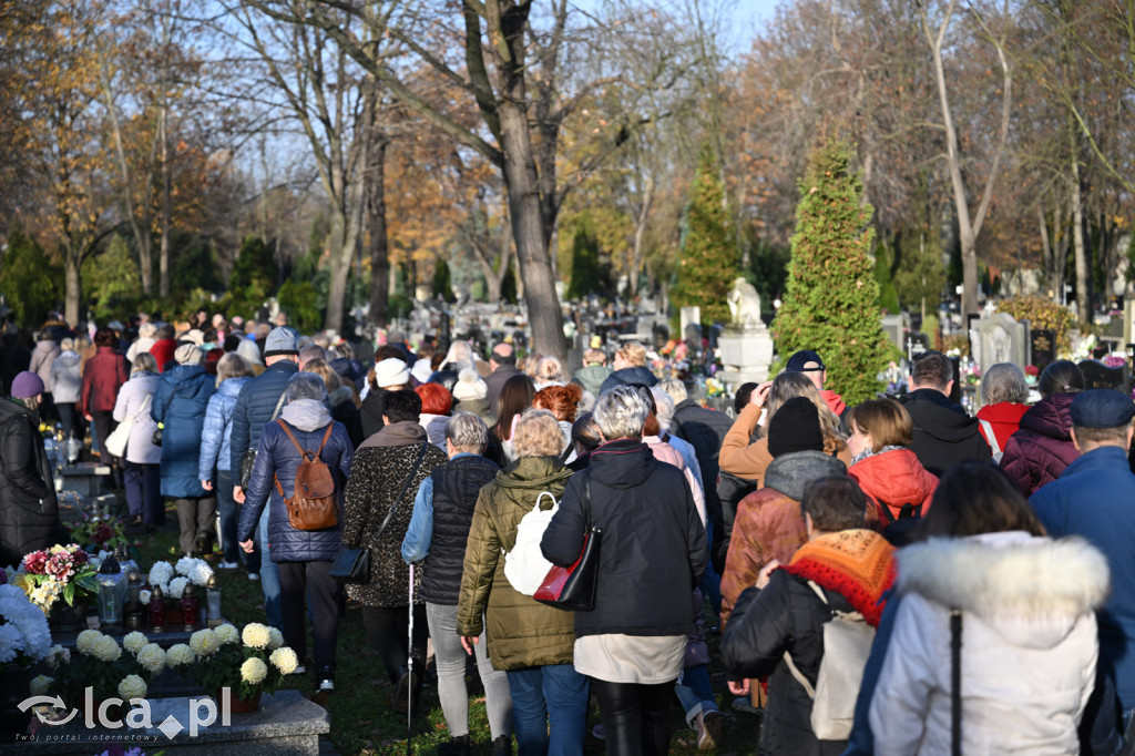 Spacer między ciszą a historią