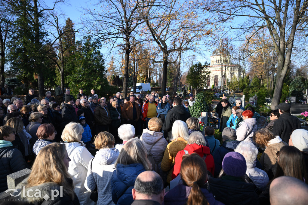 Spacer między ciszą a historią