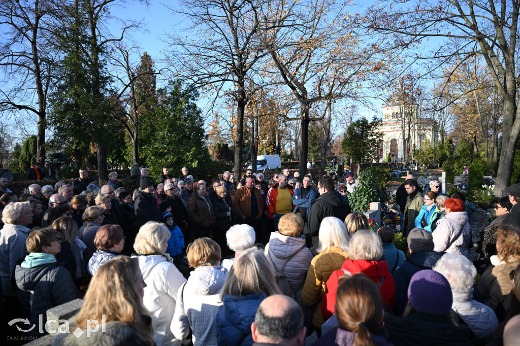 Spacer między ciszą a historią