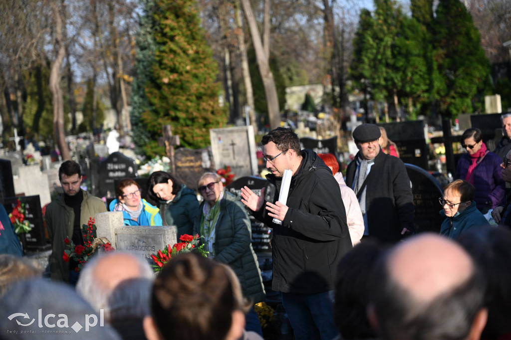 Spacer między ciszą a historią