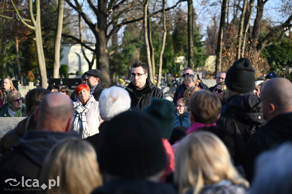 Spacer między ciszą a historią