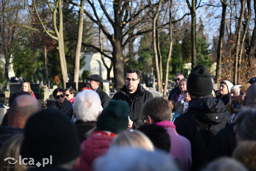 Spacer między ciszą a historią