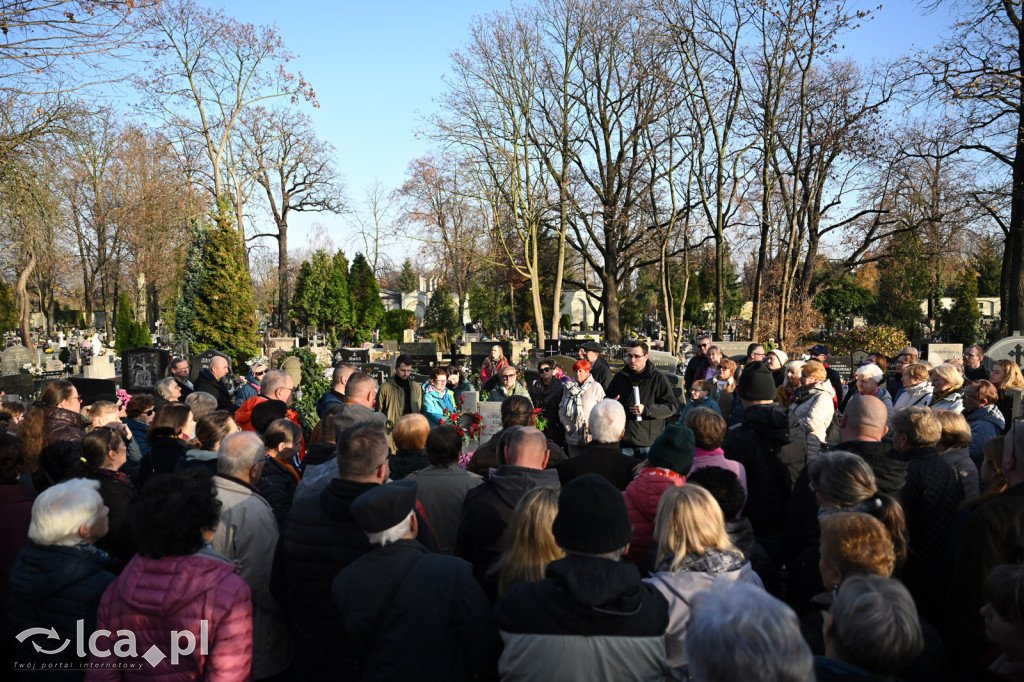 Spacer między ciszą a historią