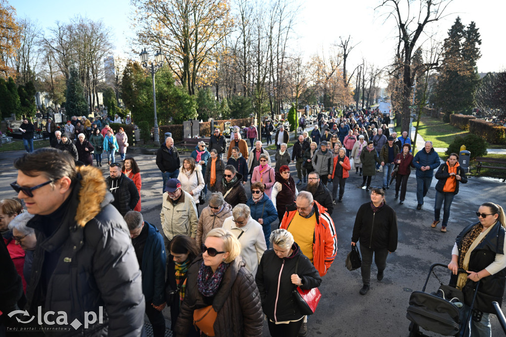Spacer między ciszą a historią
