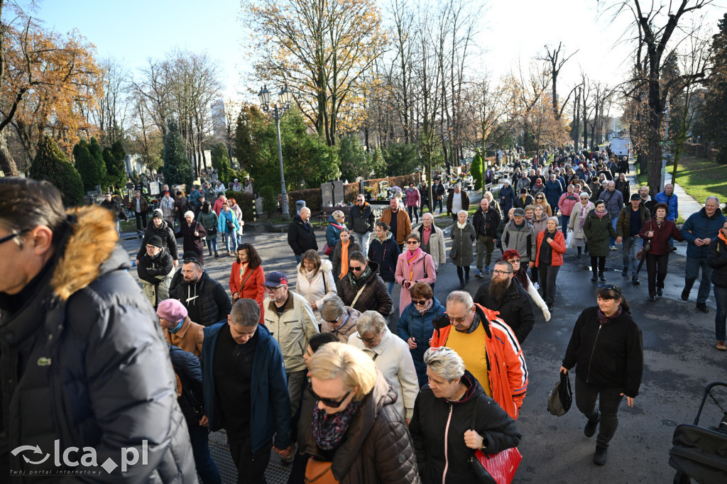 Spacer między ciszą a historią