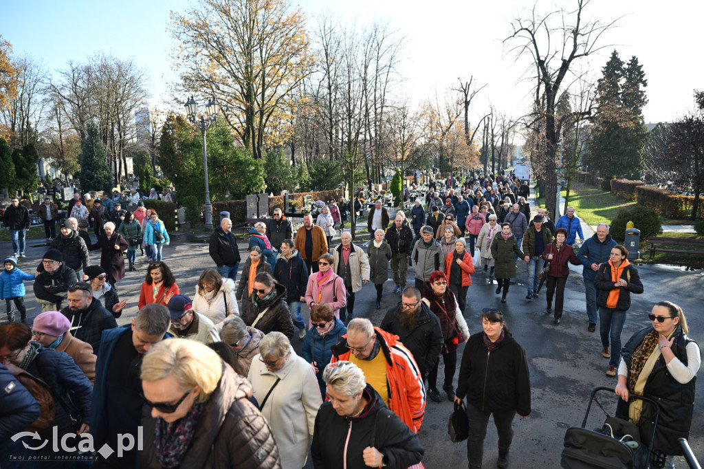 Spacer między ciszą a historią