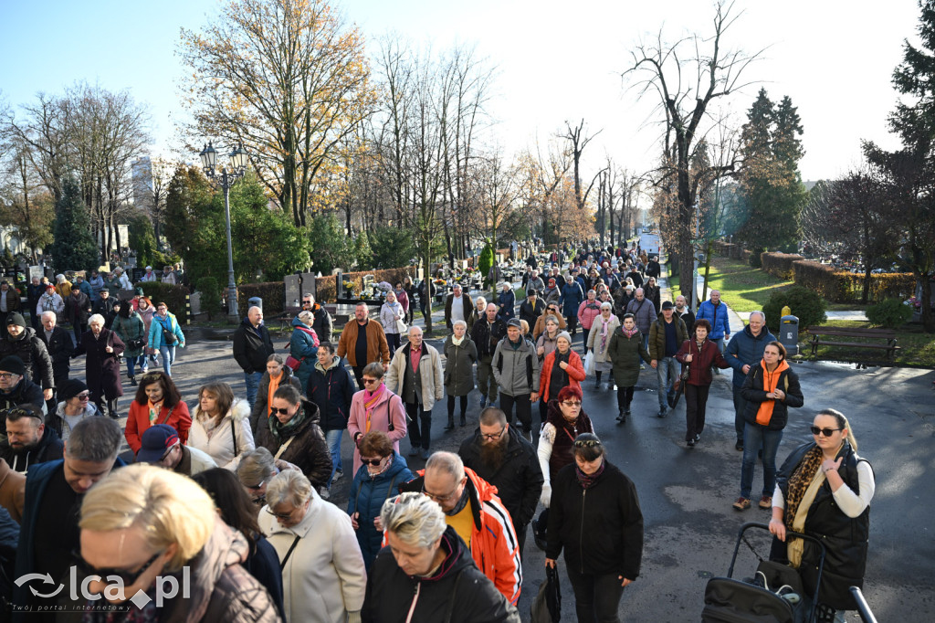 Spacer między ciszą a historią