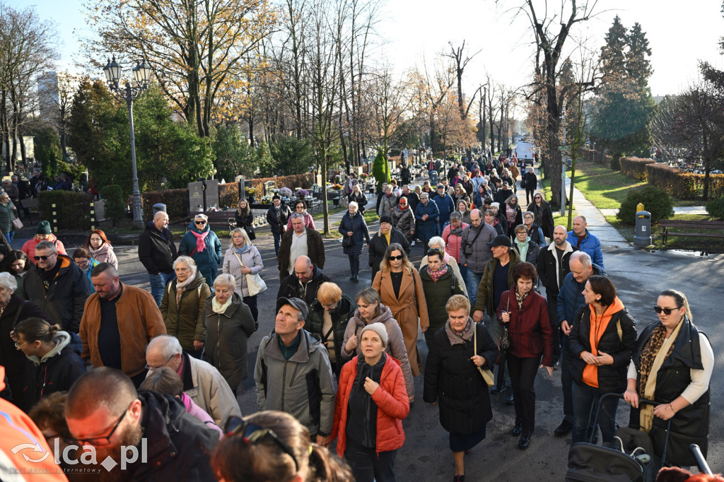 Spacer między ciszą a historią