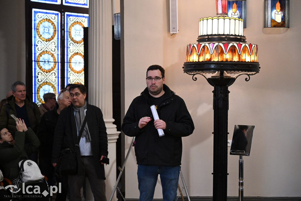 Spacer między ciszą a historią