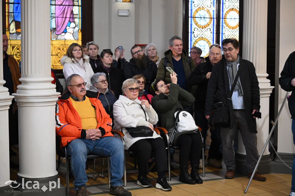 Spacer między ciszą a historią