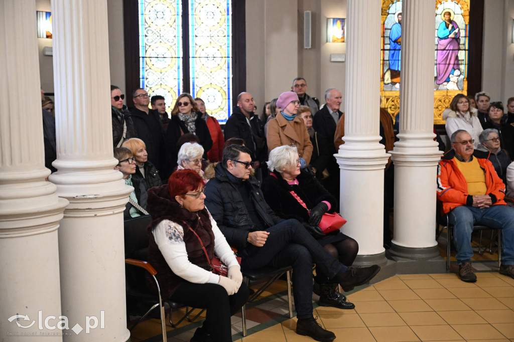 Spacer między ciszą a historią