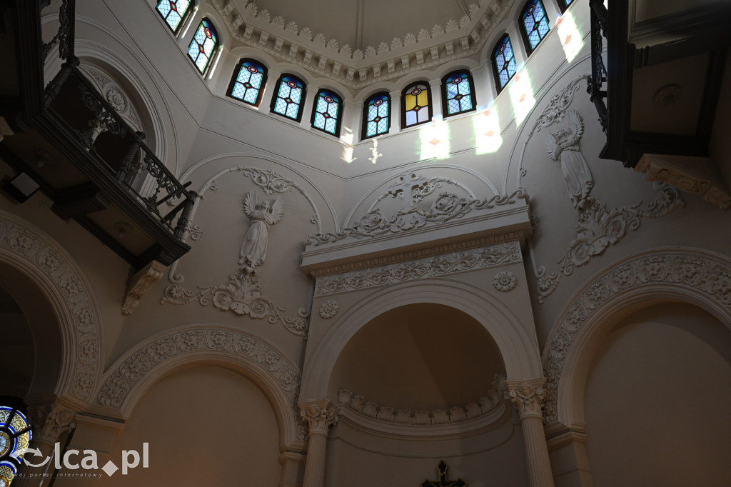 Spacer między ciszą a historią