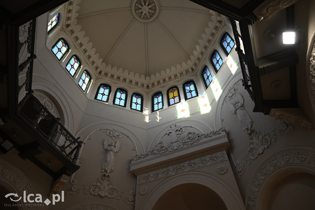 Spacer między ciszą a historią