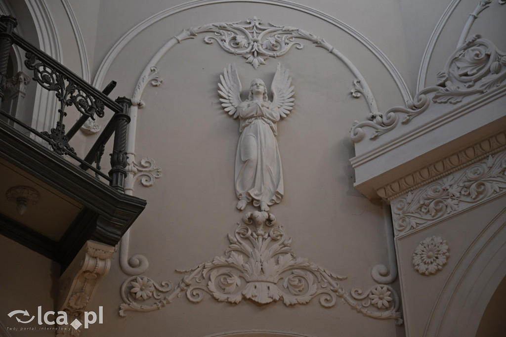 Spacer między ciszą a historią