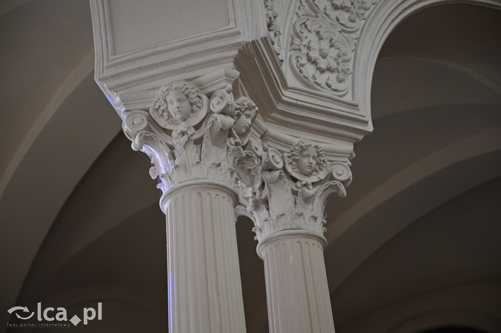 Spacer między ciszą a historią