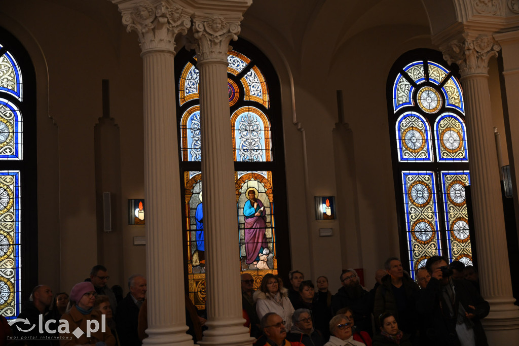 Spacer między ciszą a historią