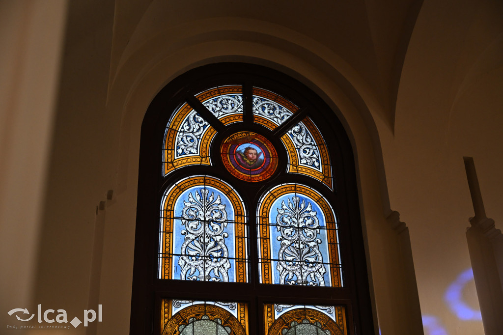 Spacer między ciszą a historią