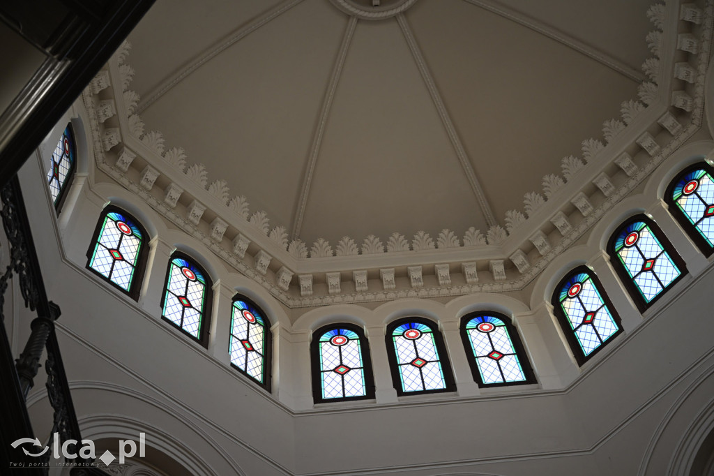 Spacer między ciszą a historią