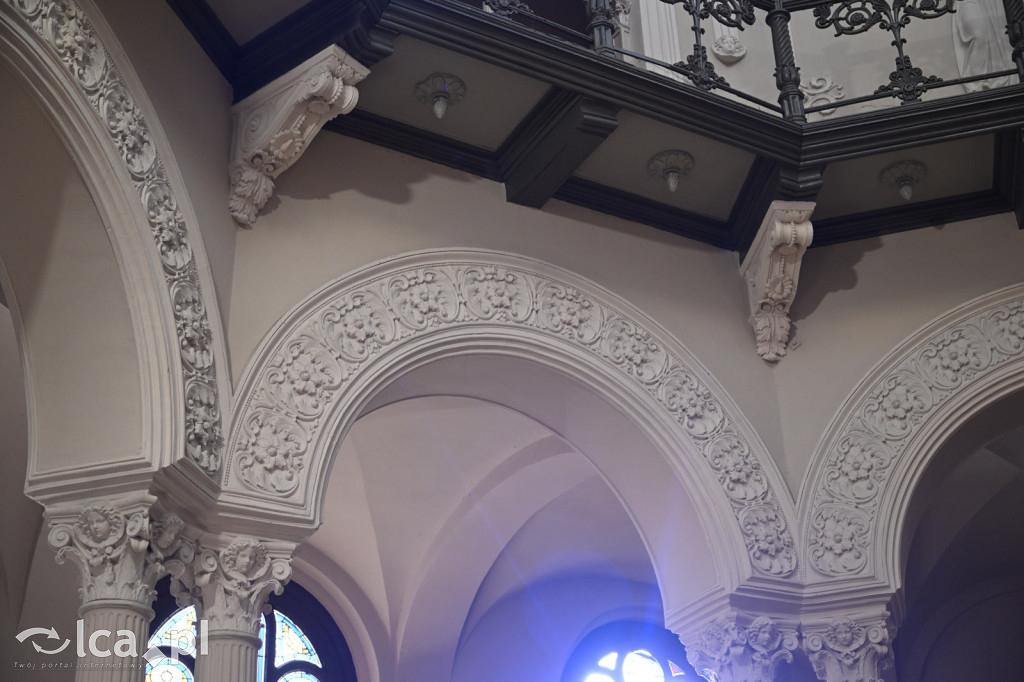 Spacer między ciszą a historią